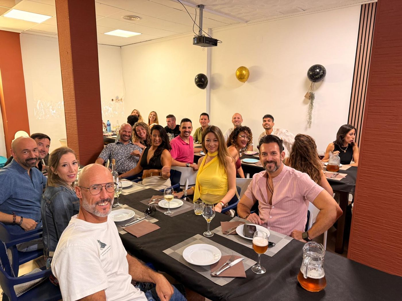 El salón lleno en una cena de grupo