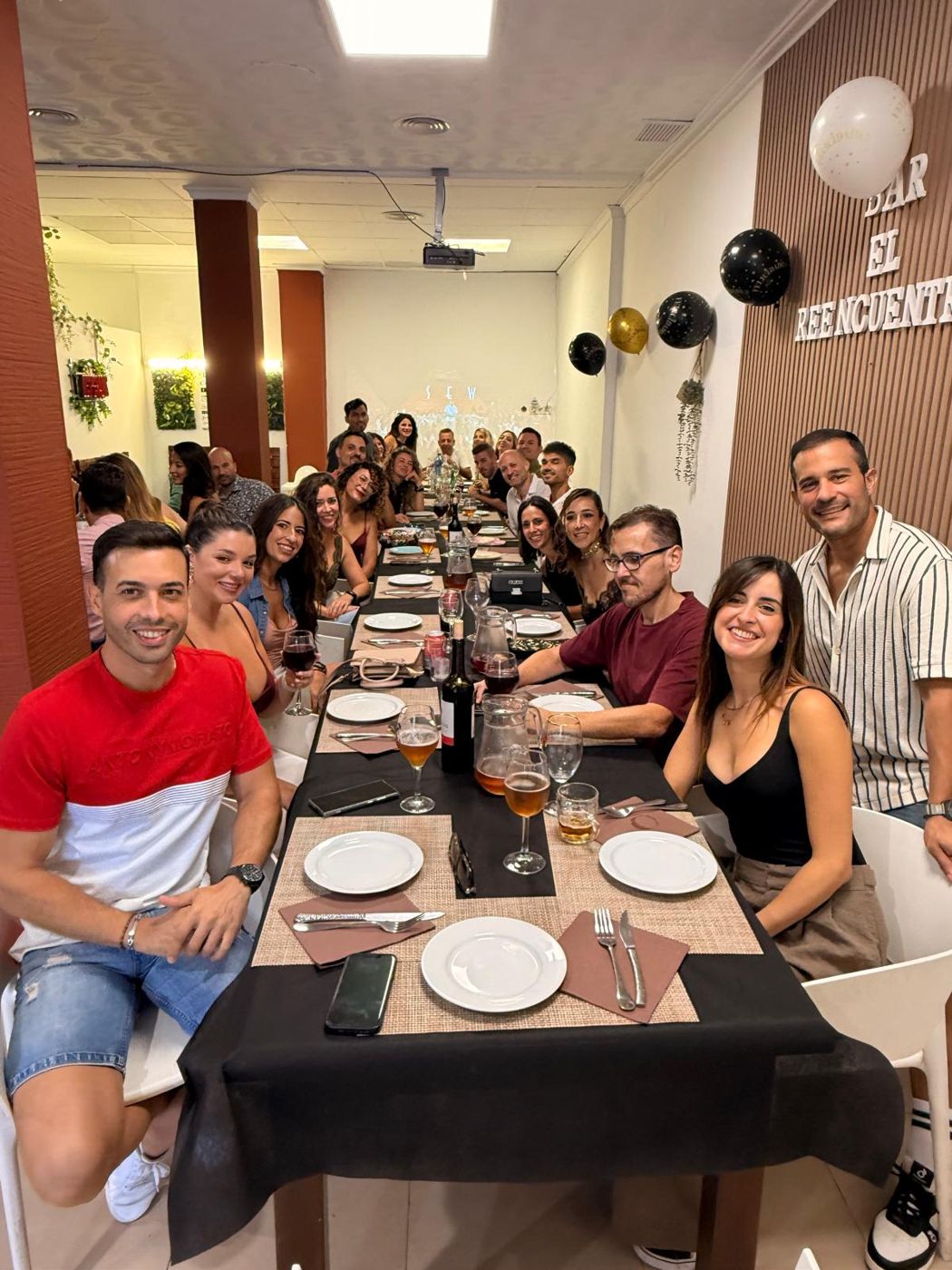 Grupo celebrando en la mesa larga